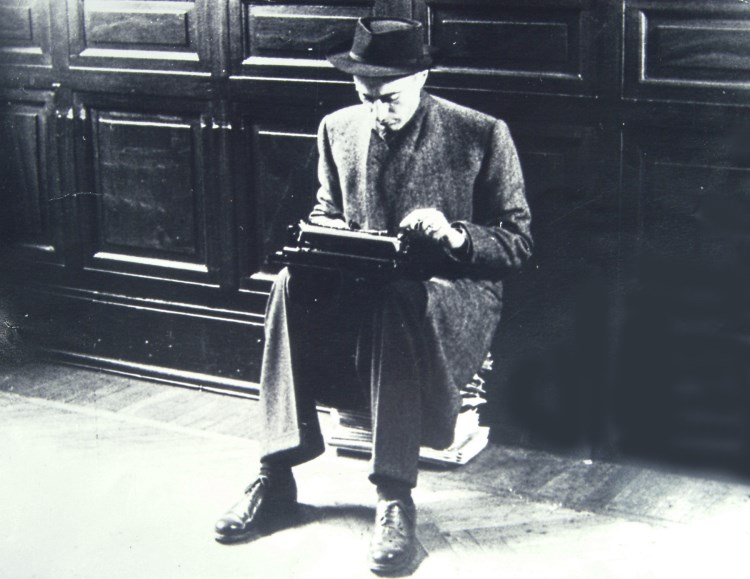 Indro Montanelli ritratto con la sua Olivetti Lettera 22